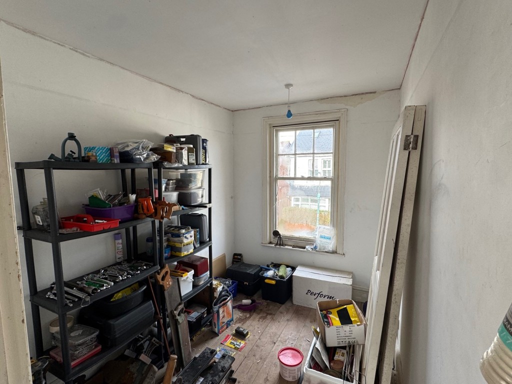 Lot: 58 - DETACHED HOUSE FOR IMPROVEMENT - Bedroom/Office